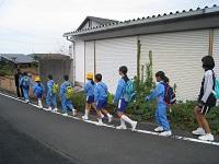 避難する児童・生徒 避難する児童・生徒
