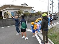 避難する児童・生徒 避難する児童・生徒