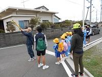 避難する児童・生徒