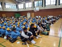 整然と待つ児童・生徒 整然と待つ児童・生徒