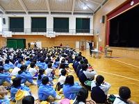 危機管理課の方の講話を聴く児童・生徒 危機管理課の方の講話を聴く児童・生徒