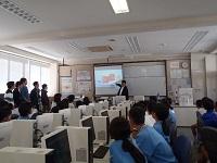 二神先生と5人の大学院生から授業を受ける4年生 二神先生と5人の大学院生から授業を受ける4年生