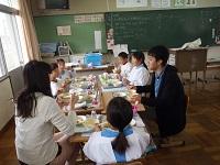 学生さんと一緒に給食