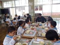 学生さんと一緒に給食